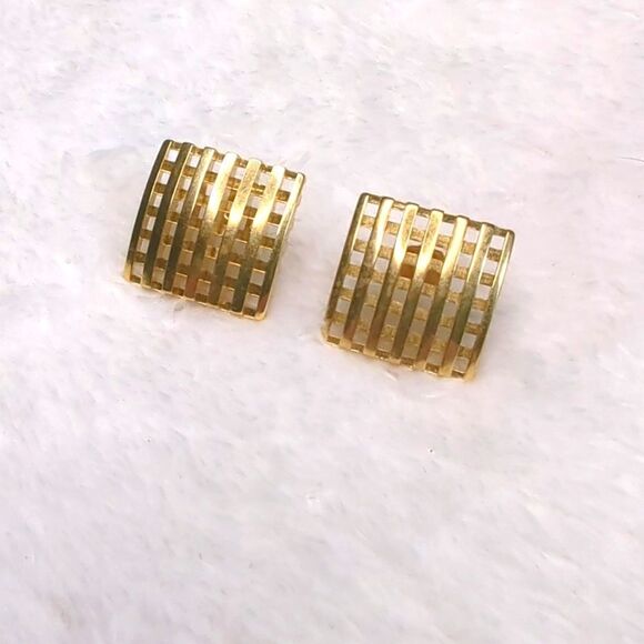 Vintage 80's Goldtone Square Basket Weave Style Pierced Earrings - Picture 2 of 6